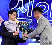 손혁 단장에게 축하 꽃다발 받는 '신인상' 문동주