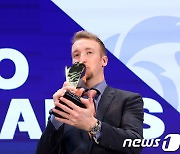 MVP 페디, 트로피 키스