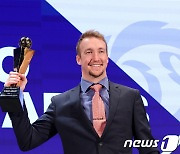 MVP 페디 "NC와 재계약도 고려, 가족 생각해서 결정할 것"