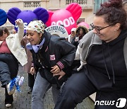 제기차기 체험하는 佛시민들