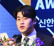 ‘최연소 홀드왕’ KT 박영현 “내년시즌 마무리? 이강철 감독님 사랑합니다” [2023시상식]