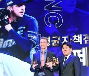 [포토]KBO 시상식 3관왕에 오르는 NC 페디