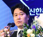 [포토]박근영 심판위원, KBO 시상식 심판상 수상