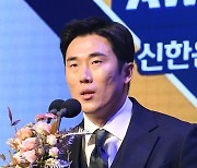 [포토]두산 허경민, KBO시상식 3루수 수비상 수상