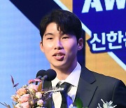 [포토]키움 김혜성, KBO 시상식 2루수 수비상 수상