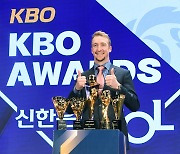 [포토]NC 페디, MVP 포함 KBO 시상식 5관왕