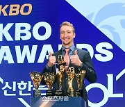 [포토]MVP 포함 5관왕 차지한 NC 페디