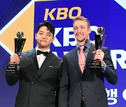 [포토]함께 포즈 취하는 신인상 문동주와 MVP 페디