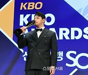 [포토]한화 문동주, KBO 시상식 신인상 수상