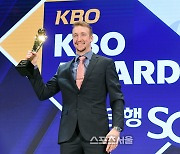 [포토]MVP 트로피 거머쥔 페디