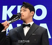 ‘신인상’ 문동주 “페디가 내년 MVP 제꺼냐 하길래…저도 언젠간 꼭!” [2023시상식]