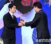 [포토] KT 박영현, KBO 홀드상 수상