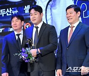 [포토] KBO 수비상 포수부문 수상한 두산 양의지