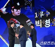 [포토] 박병호, KBO 수비상 1루수부문 수상