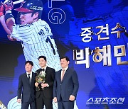 [포토] 박해민, KBO 수비상 중견수 부문 수상