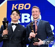 [포토] 페디-문동주, 2023 KBO MVP와 신인왕