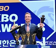 [포토] MVP 페디, 눈부신 트로피와 함께 포즈