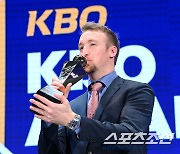 [포토] 페디의 MVP 트로피 키스