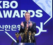 ‘투수 3관왕’ 페디, NC 소속 두 번째 정규시즌 MVP “창원은 제2의 고향”