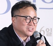 질문에 답하는 육상효 감독