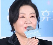 질문에 답하는 김해숙