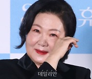 눈물 닦는 김해숙