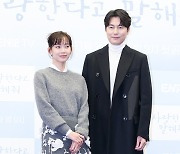 [포토] 정우성-신현빈, '소리없이 사랑하는 커플'