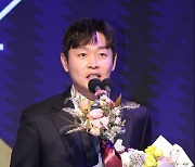 [KBO 시상식] 데뷔 14년, 드디어 받아본 타이틀…'도루왕' 정수빈 "최다안타도 욕심나"