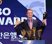 [포토]MVP 페디, 트로피만 여섯 개