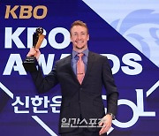 [포토]NC 페디, 노시환 제치고 MVP 수상