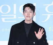 [포토] 김우빈, '신민아 응원하러 왔어요'