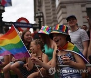 “10대 내 딸 유방절제술 막아달라”…소송 낸 英 부모, 무슨일이