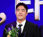 KT 천성호 ‘퓨처스리그 타율상 수상’ [MK포토]