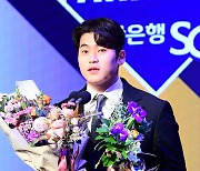 KT 박영현 ‘홀드상 수상’ [MK포토]