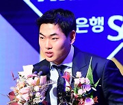 ‘퓨처스 타격 3관왕’ 두산 홍성호 “기회 준 이승엽 감독님, 아들처럼 대해주는 이정훈 감독님 감사합니다”(퓨처스종합) [MK소공동]