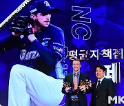 NC 페디 ‘투수부문, 트리플크라운 달성’ [MK포토]