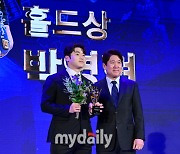 [MD포토] 박영현 '홀드왕 감사합니다'