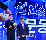 [MD포토] 문동주 '2023 KBO 신인상 수상'