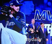 [MD포토] 페디 '2023 KBO, MVP 수상'