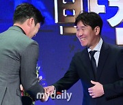 [MD포토] 류지현 전 감독 '지환아, 정말 축하해'