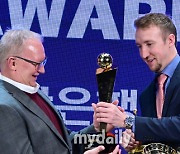 [MD포토] 페디 '아버지에게 MVP 트로피'