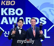 [MD포토] 페디-문동주 '2023 KBO MVP와 신인상'