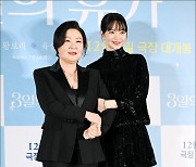 [MD포토] 김해숙-신민아, '진짜 같은 엄마와 딸'