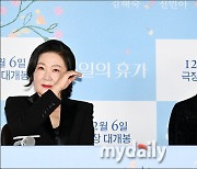 [MD포토] 신민아-김해숙, '눈물 훔치는 엄마와 딸'