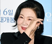 [MD포토] 김해숙, '엄마 생각에 눈물이'