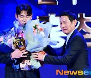 염경엽 감독, 2관왕 홍창기 축하해[포토엔HD]