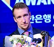 ‘최고의 별’ MVP 페디 “KBO 안왔다면 없었을 영광..믿기지 않을만큼 행복하다”