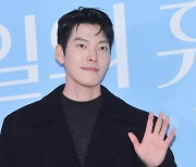 김우빈, 신민아 응원왔어요~