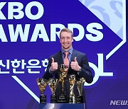 트로피와 기념촬영하는 MVP 페디