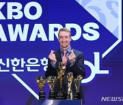 트로피와 기념촬영하는 MVP 페디